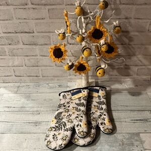 Home Collection Set of 2 Bee & Floral Oven Mitts